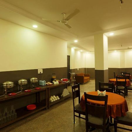 Hôtel Palm Majestic At Airport à New Delhi Extérieur photo