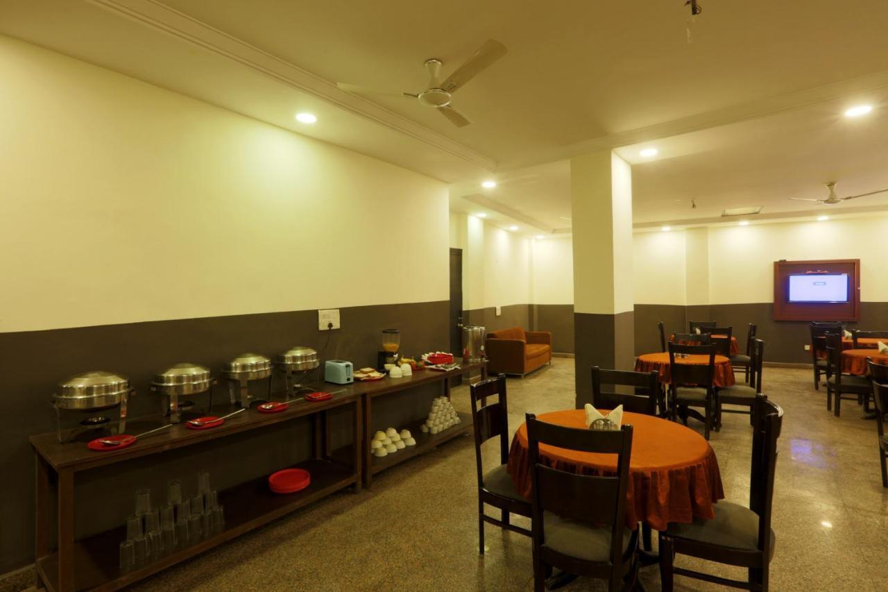 Hôtel Palm Majestic At Airport à New Delhi Extérieur photo