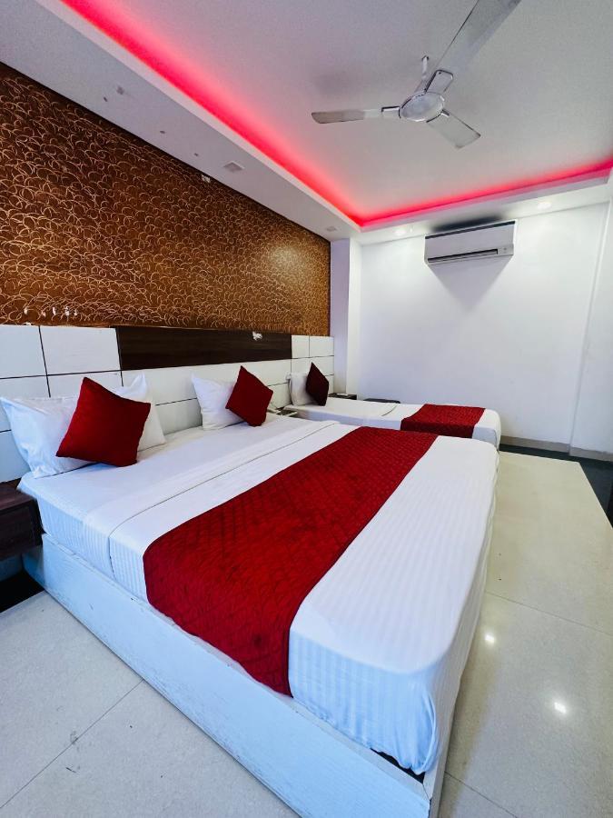 Hôtel Palm Majestic At Airport à New Delhi Extérieur photo